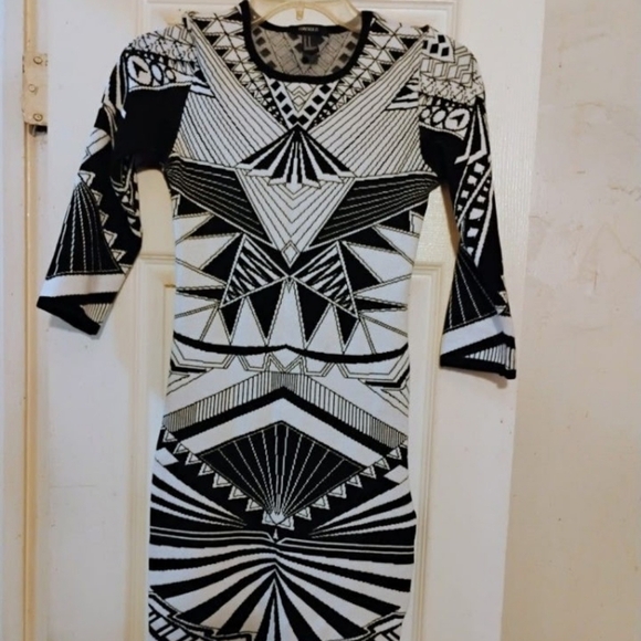 Forever 21 Size Medium Black and White Geometric Long Sleeve Dress - Picture 1 of 6
